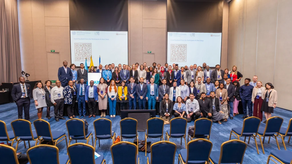 Foto grupal de todos los participantes del A2D Facility Annual Event 2026 — más de 80 representantes de África, Asia, América Latina y Europa en el escenario del evento en Bogotá.